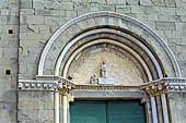 Liguria - Le Cinque Terre. Il Sentiero Verdeazzurro da Vernazza a Riomaggiore. La chiesa di San Pietro di Corniglia (XIV sec). 